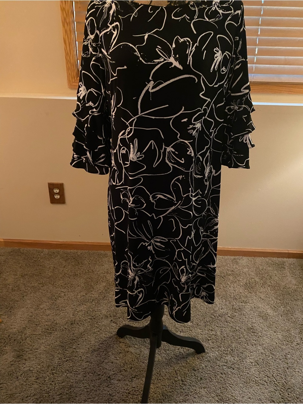 Source Unknown Black & White Floral Midi Dress